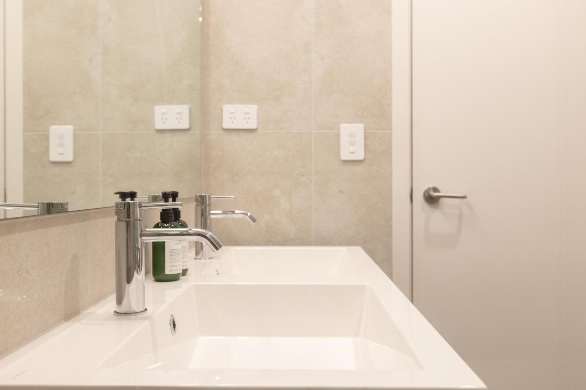 Luxury 2 Bedroom Cbd Apartment With Free Parking ไครสต์เชิร์ช ภายนอก รูปภาพ